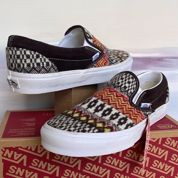 Vans WMNS Classic Slip-0n
Fair Isle Brown/Multi
VN0A5JMHBF0
Sneakers - Picture 8 of 16